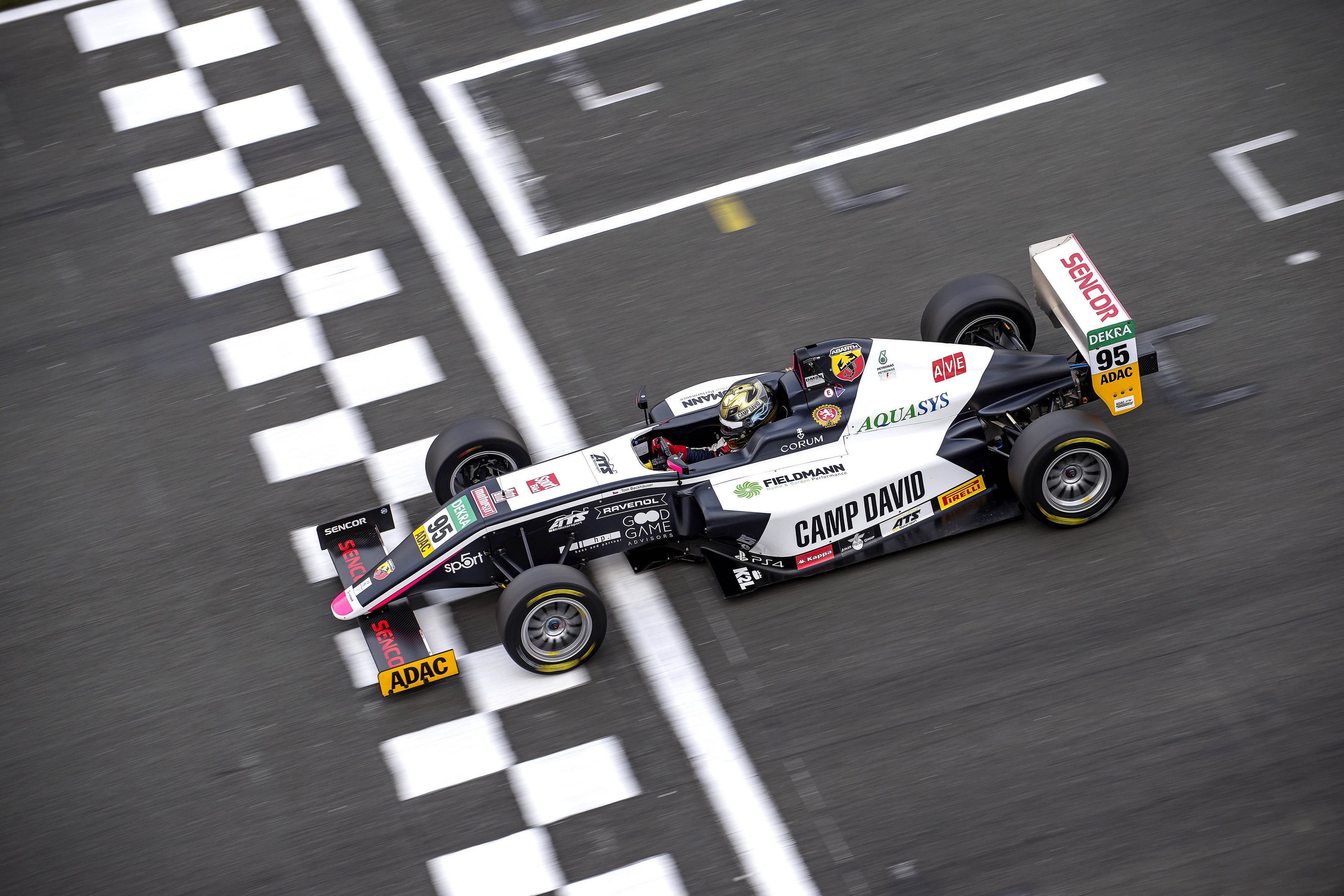 Tom Beckhäuser taking the checkered flag